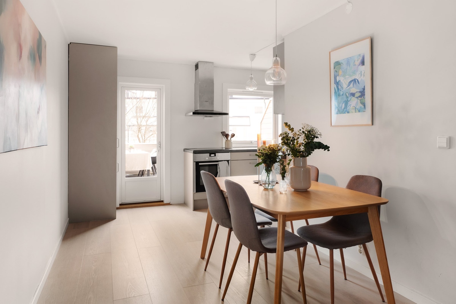 Fra 1.etasjen er det direkte adkomst til terrassen. Galleribilde