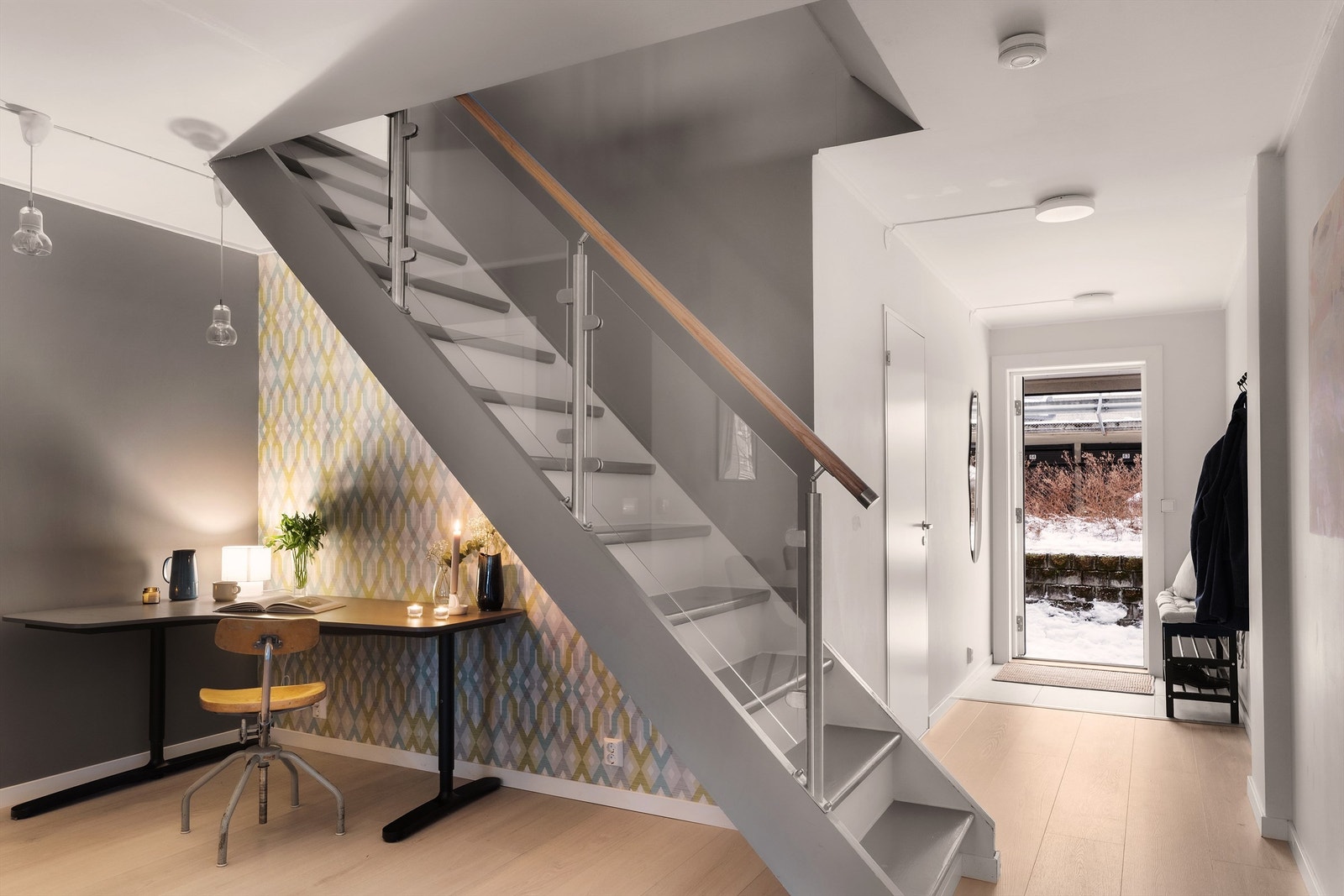 Med stort oppholdsrom i 1.etg er det i tillegg naturlig plass til både lesekrok, arbeidsrom e.l. Galleribilde