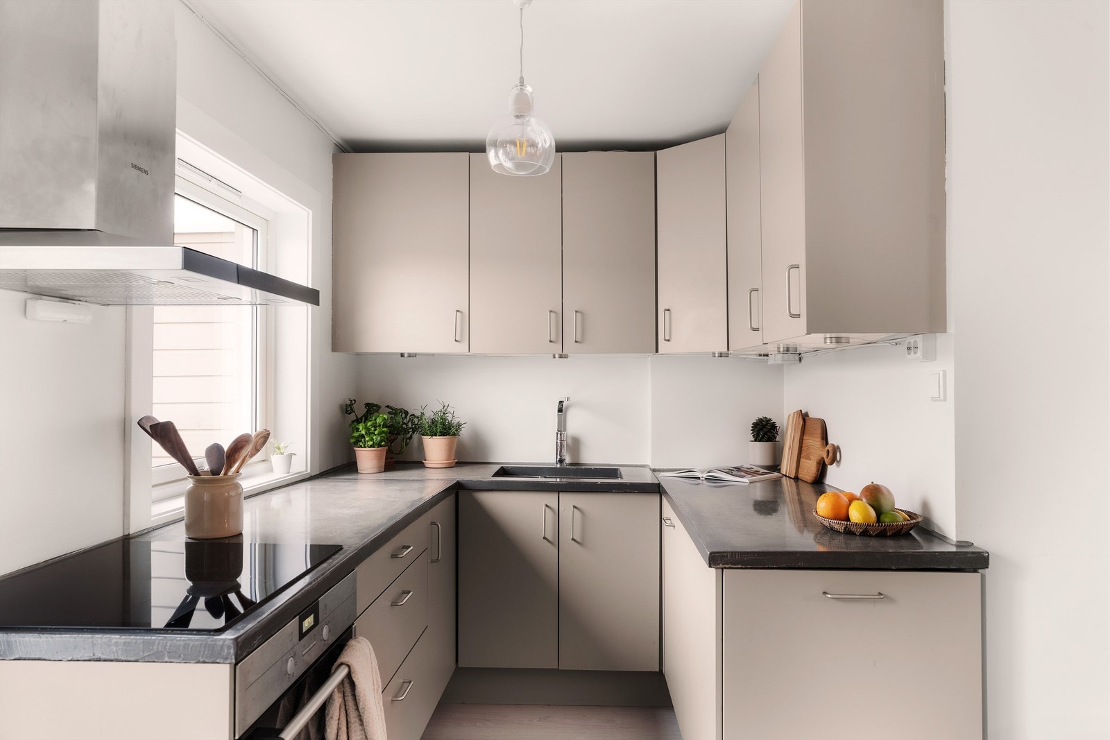 Påkostet HTH-kjøkken med integrerte kvalitetshvitevarer fra Siemens. Kjøkkenet er utstyrt med stekeovn, platetopp, oppvaskmaskin, samt kjøl/frys. Galleribilde