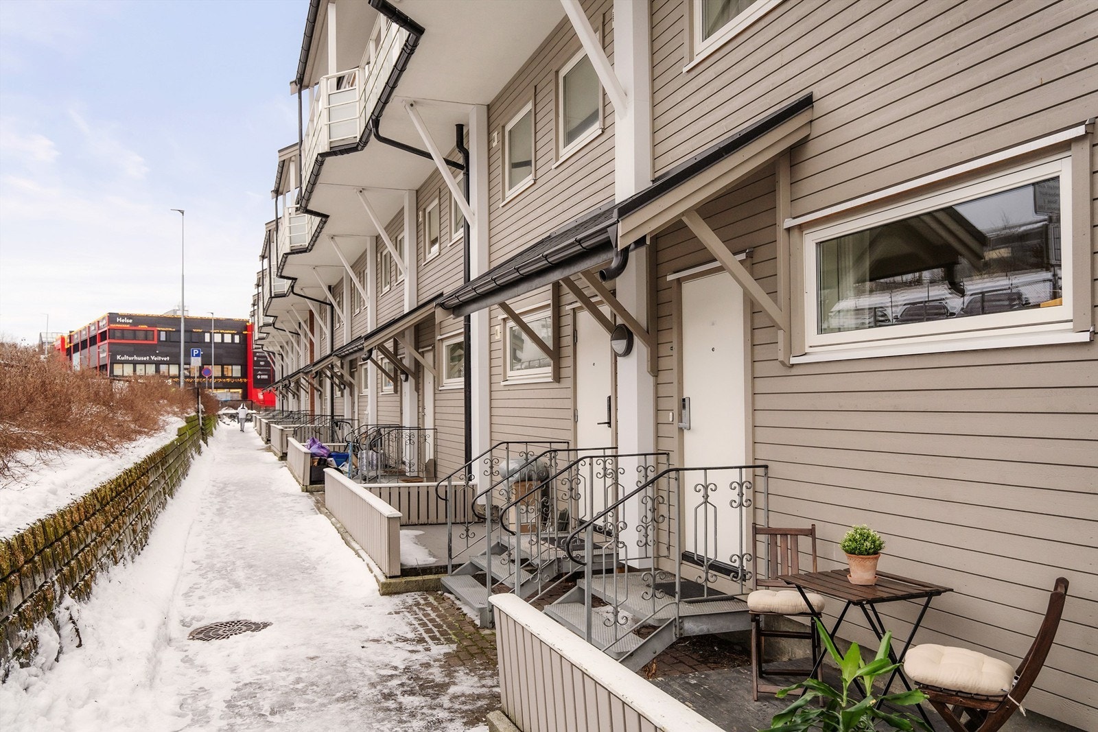 Adkomst via eget inngangsparti med liten terrasseplatting på ca. 4 kvm. Galleribilde