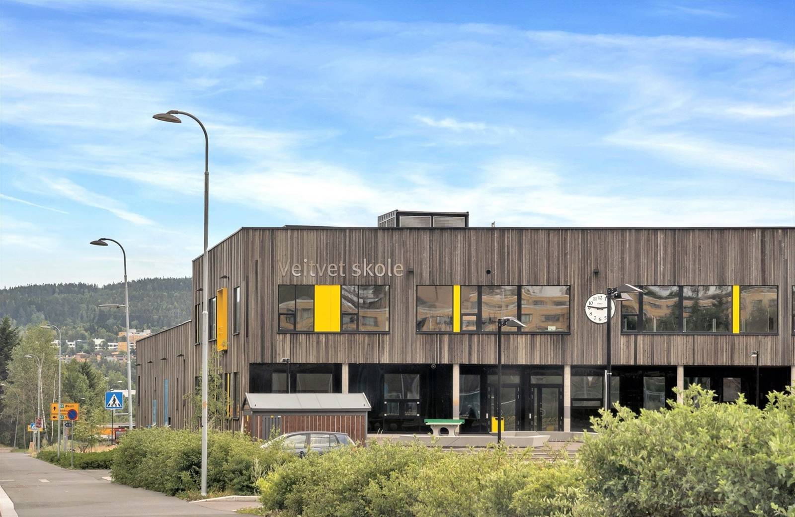 Gangavstand til både barnehager og skoler i alle trinn. Veitvet skole ligger ca. 5 minutter gange fra boligen. Galleribilde