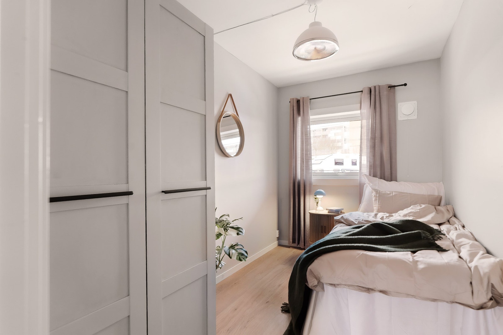 Soverom II utstyrt med garderobe. Galleribilde