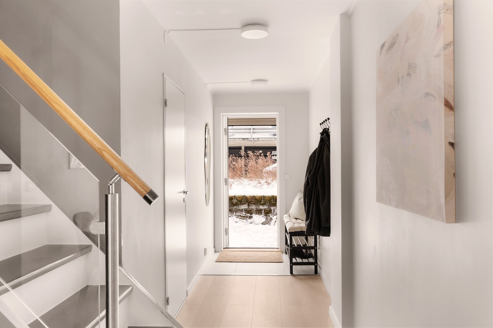 Enkel adkomst fra bakkeplan rett inn i boligen. Galleribilde