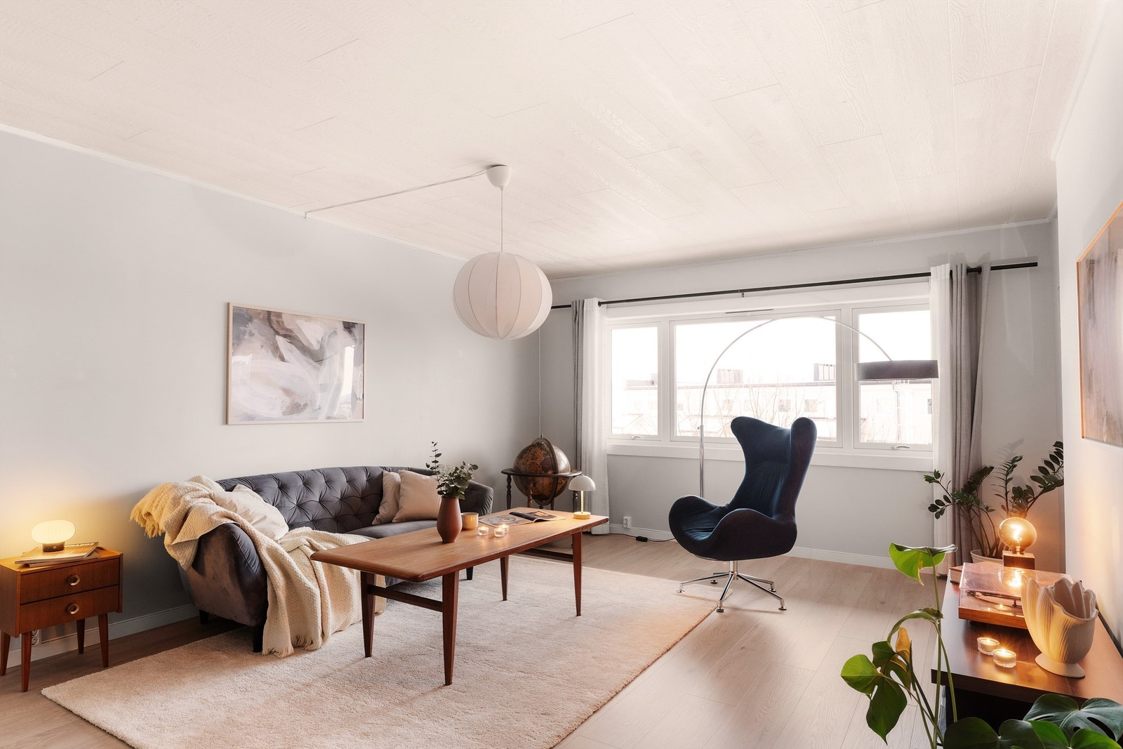 Stor sosiale stue i 2.etg. med hyggelig utsyn over fellesområdene til borettslaget. Galleribilde