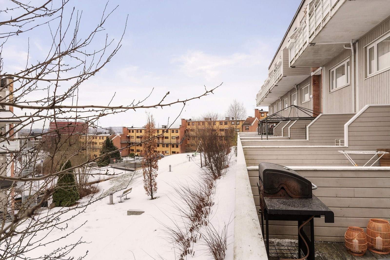 Et hyggelig sted å nyte varme sommerdager med god oversikt mot lekeområdene som ligger rett ved. Galleribilde