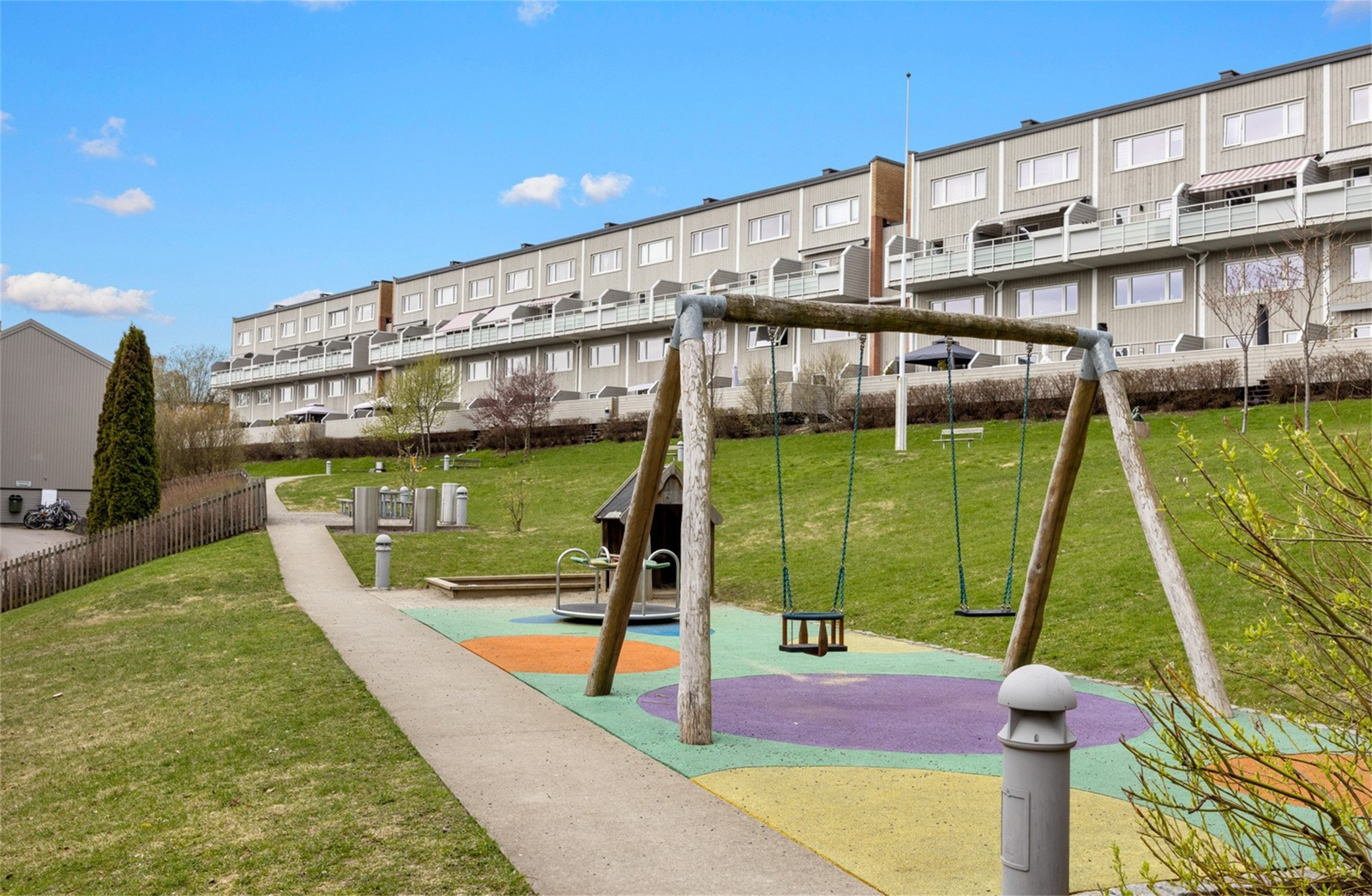 Veldrevet borettslag, kjent for sine fine fellesarealer som bidrar til barnevennlige omgivelser. Galleribilde