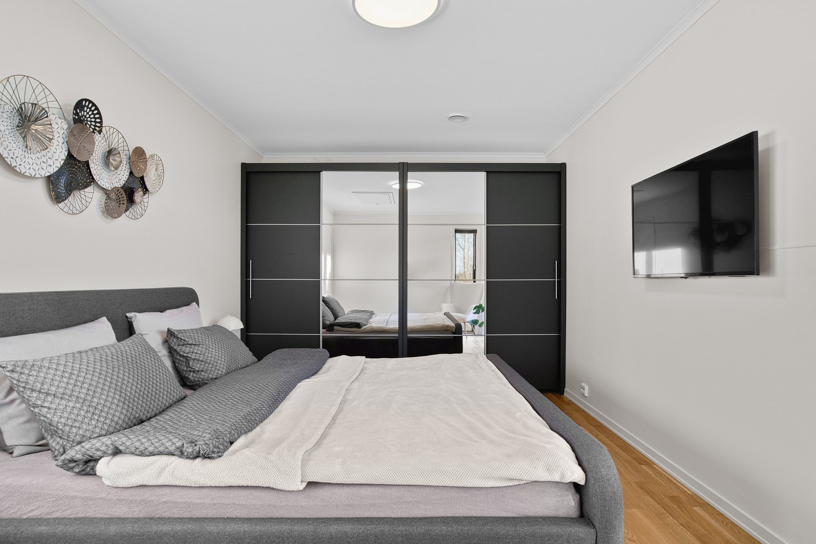 Hovedsoverom med skyvedørsgarderobe Galleribilde