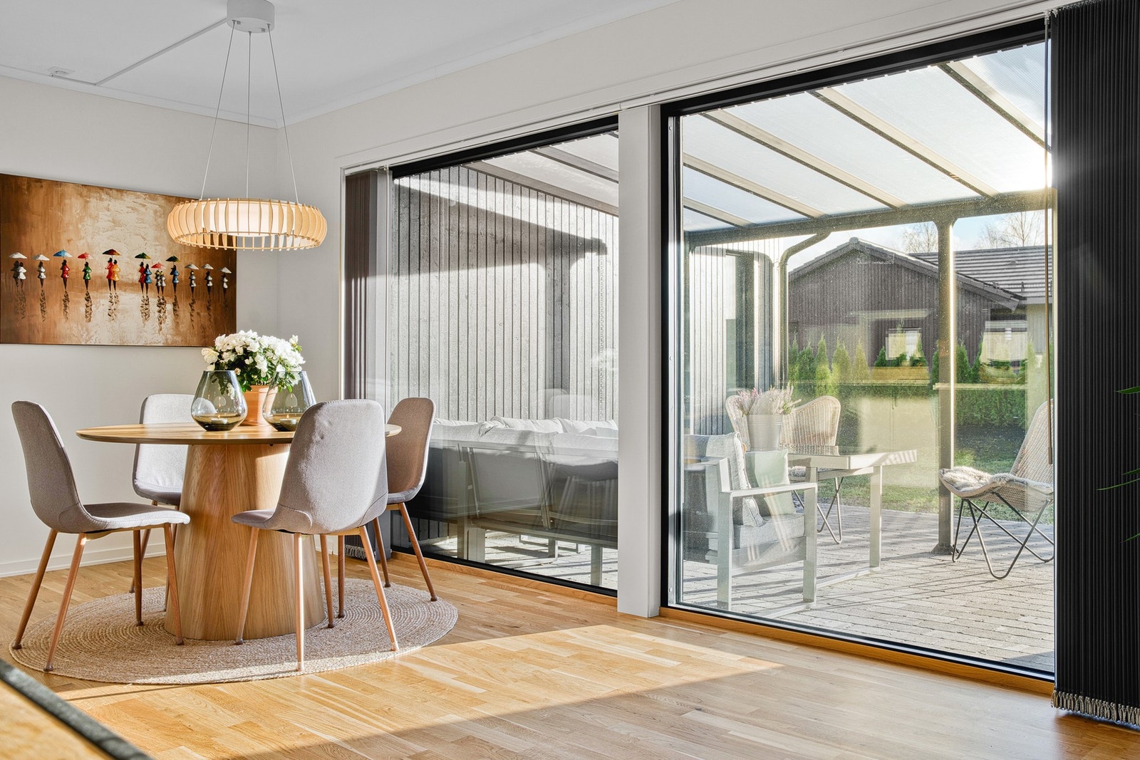 Stor og god spiseplass i forbindelse med kjøkkenet Galleribilde