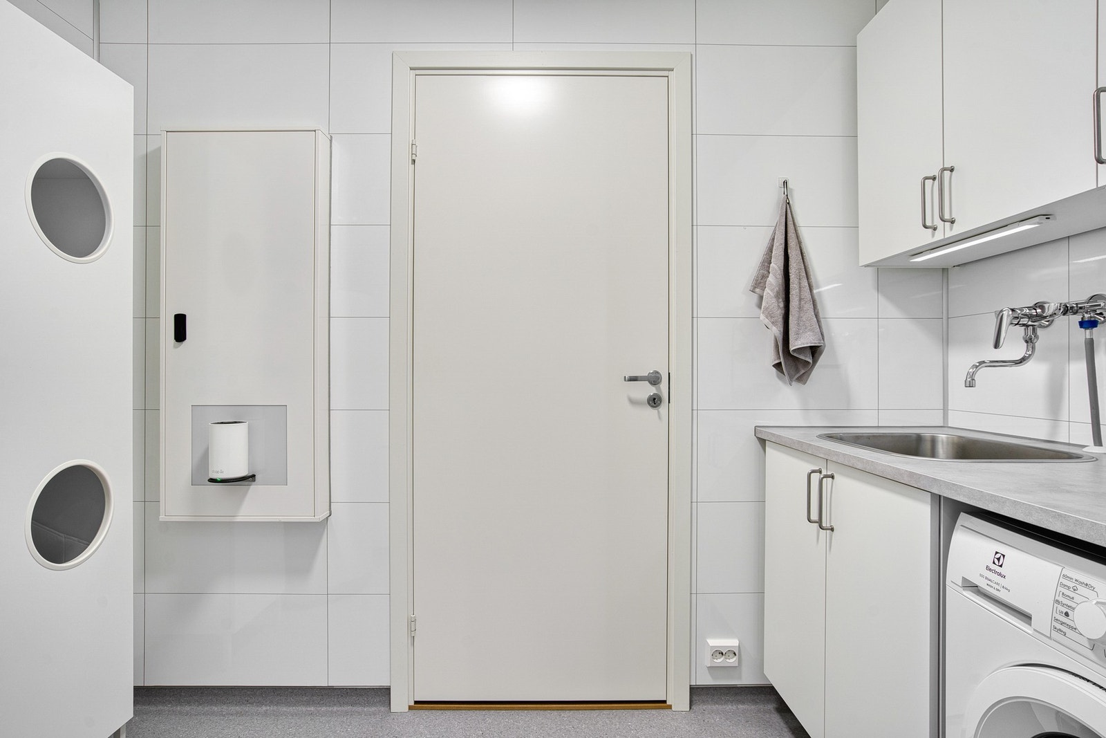 Innenforliggende badet finner du et praktisk vaskerom. Bod er plassert innenfor vaskerommet Galleribilde