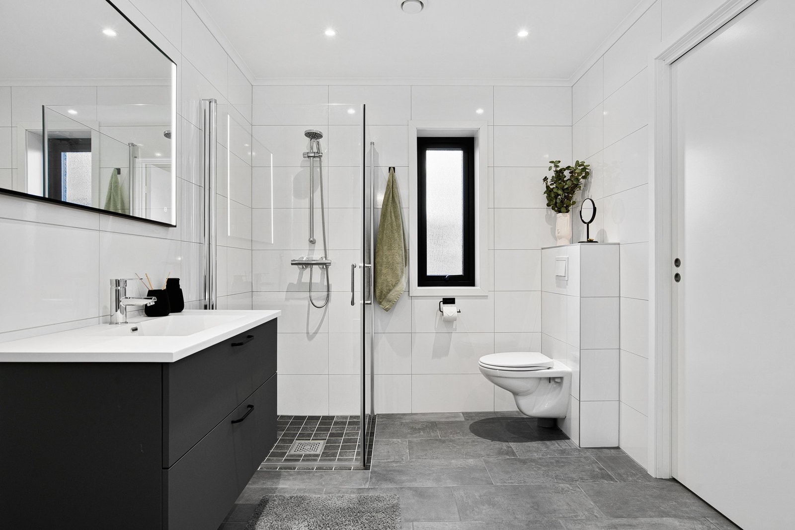 Delikat og romslig flislagt bad Galleribilde