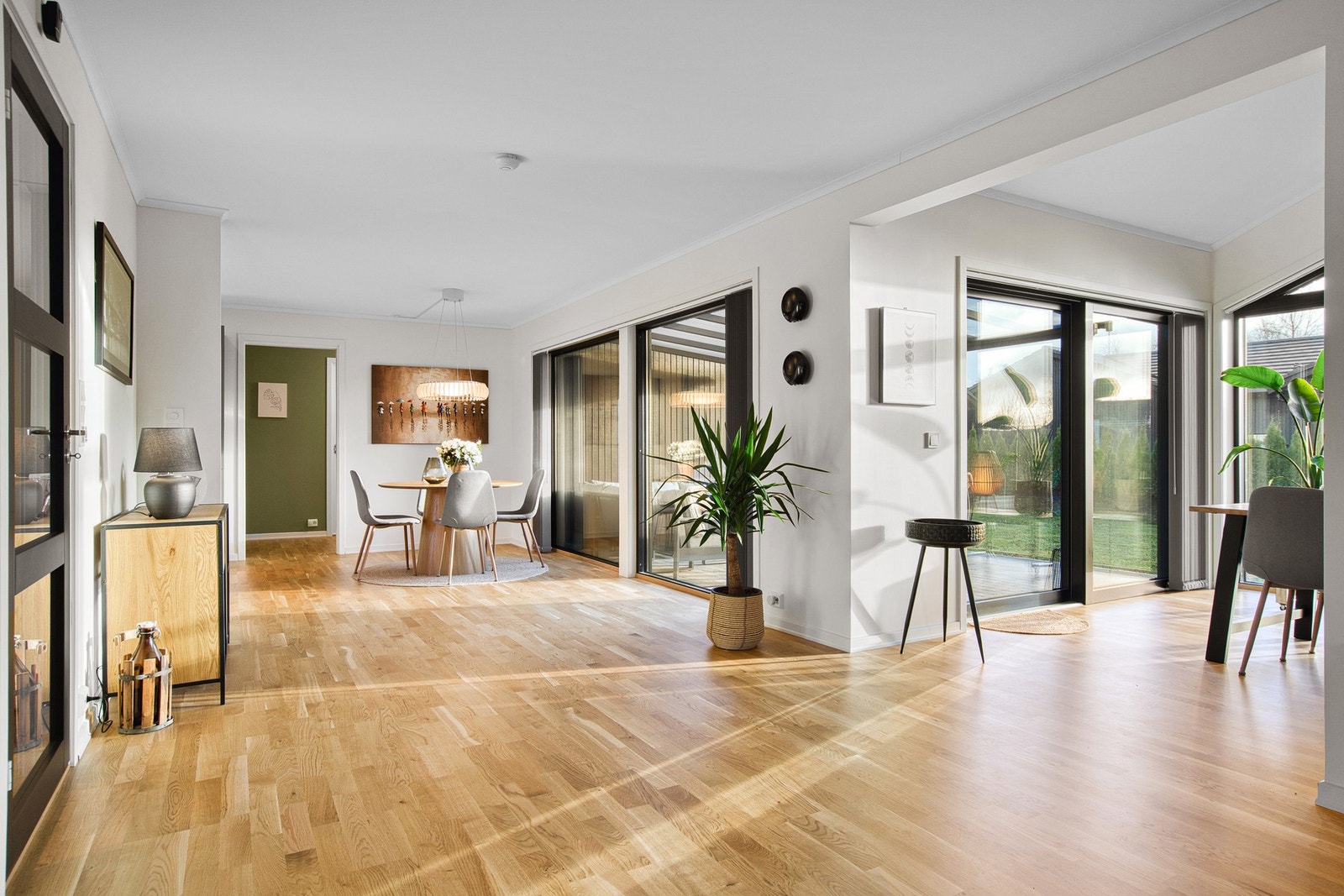 Herlige stue og kjøkkenarealer på samlet ca. 60 kvm Galleribilde