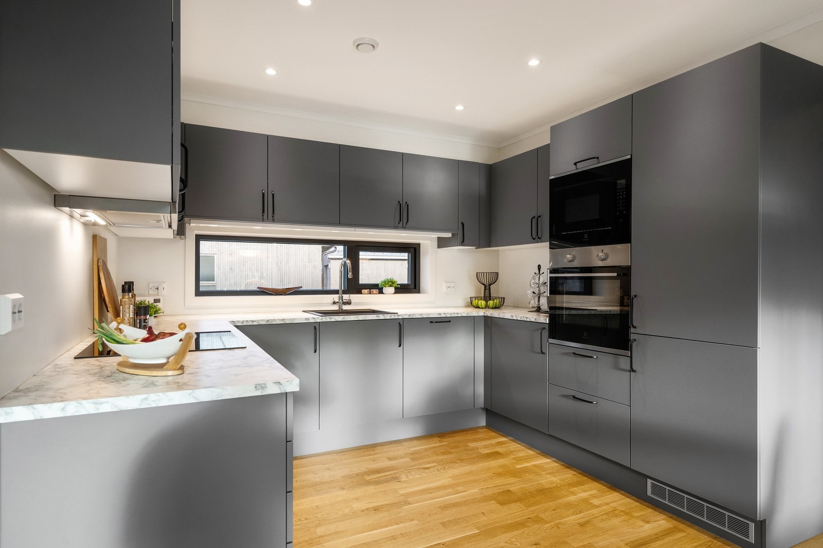 Herlig og praktisk kjøkken med integrerte hvitevarer og spiseplass i tilknytning til kjøkkenet Galleribilde