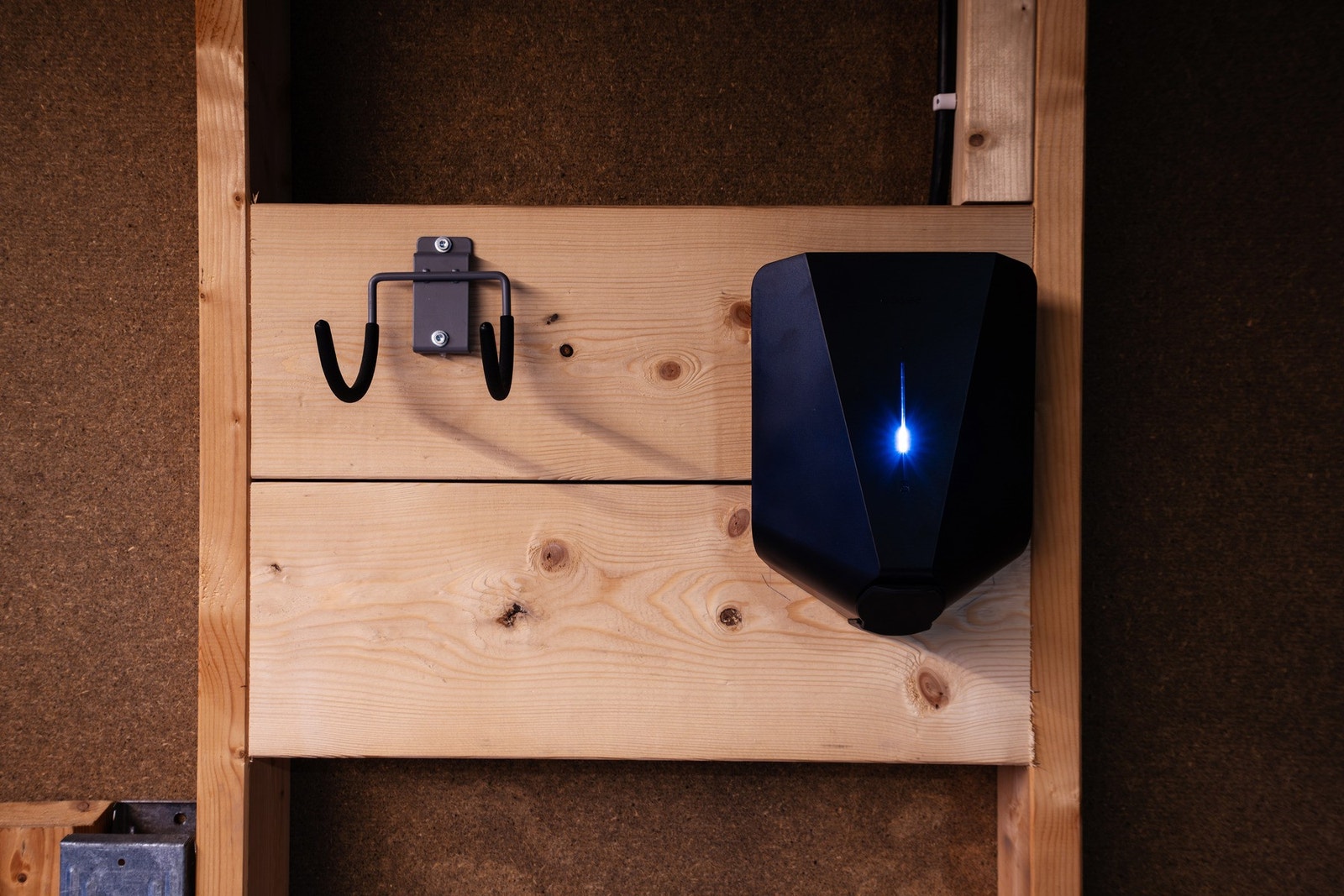 Det er el bil lader i garasjen Galleribilde