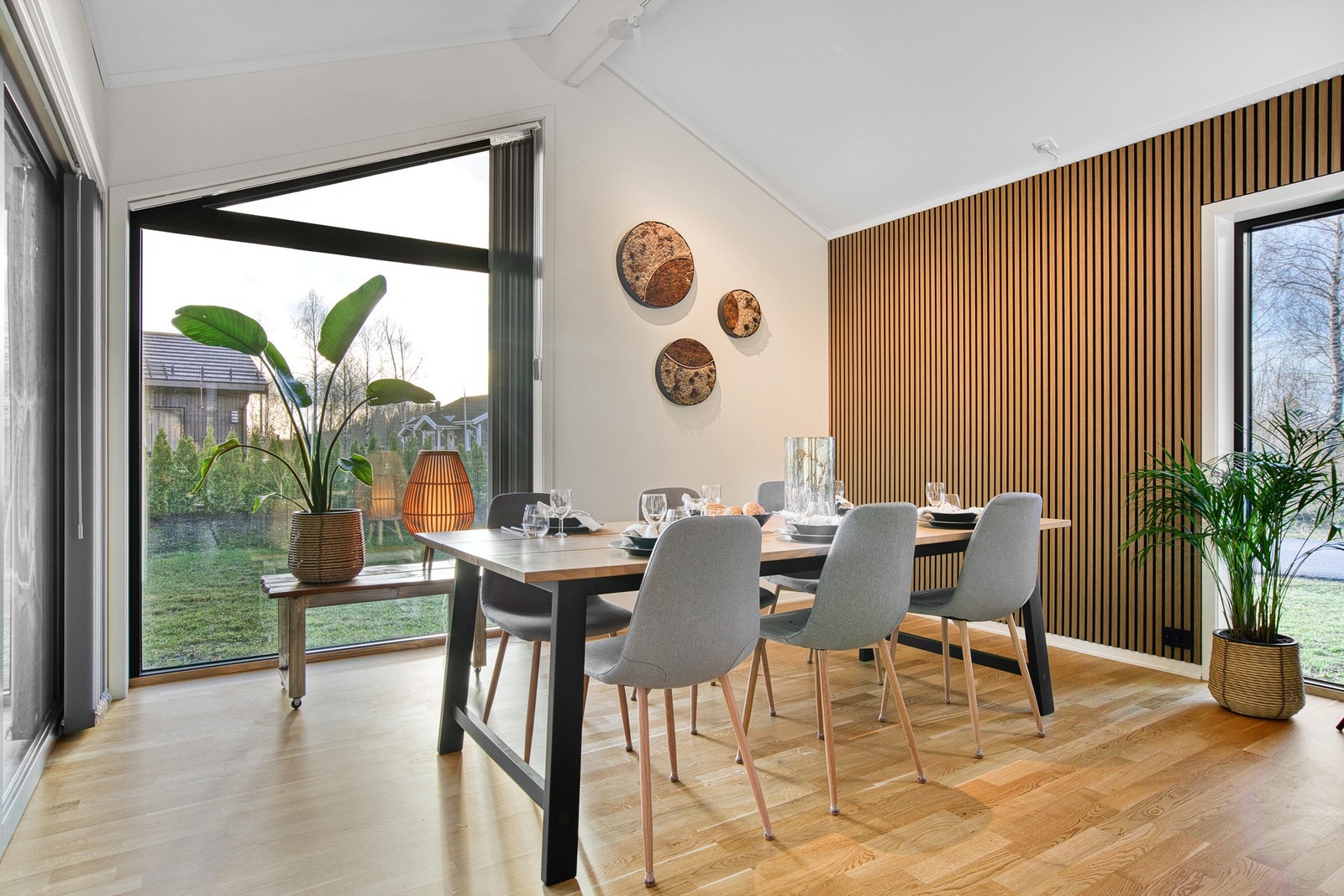 Flott rom for spisestue eventuelt sofagruppe. Her er det høyt under taket og utgang til terrasse Galleribilde