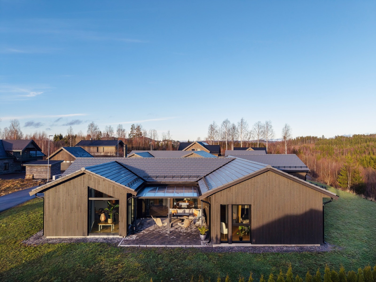 Flott arkitektur med atrium og herlig uteplass Galleribilde