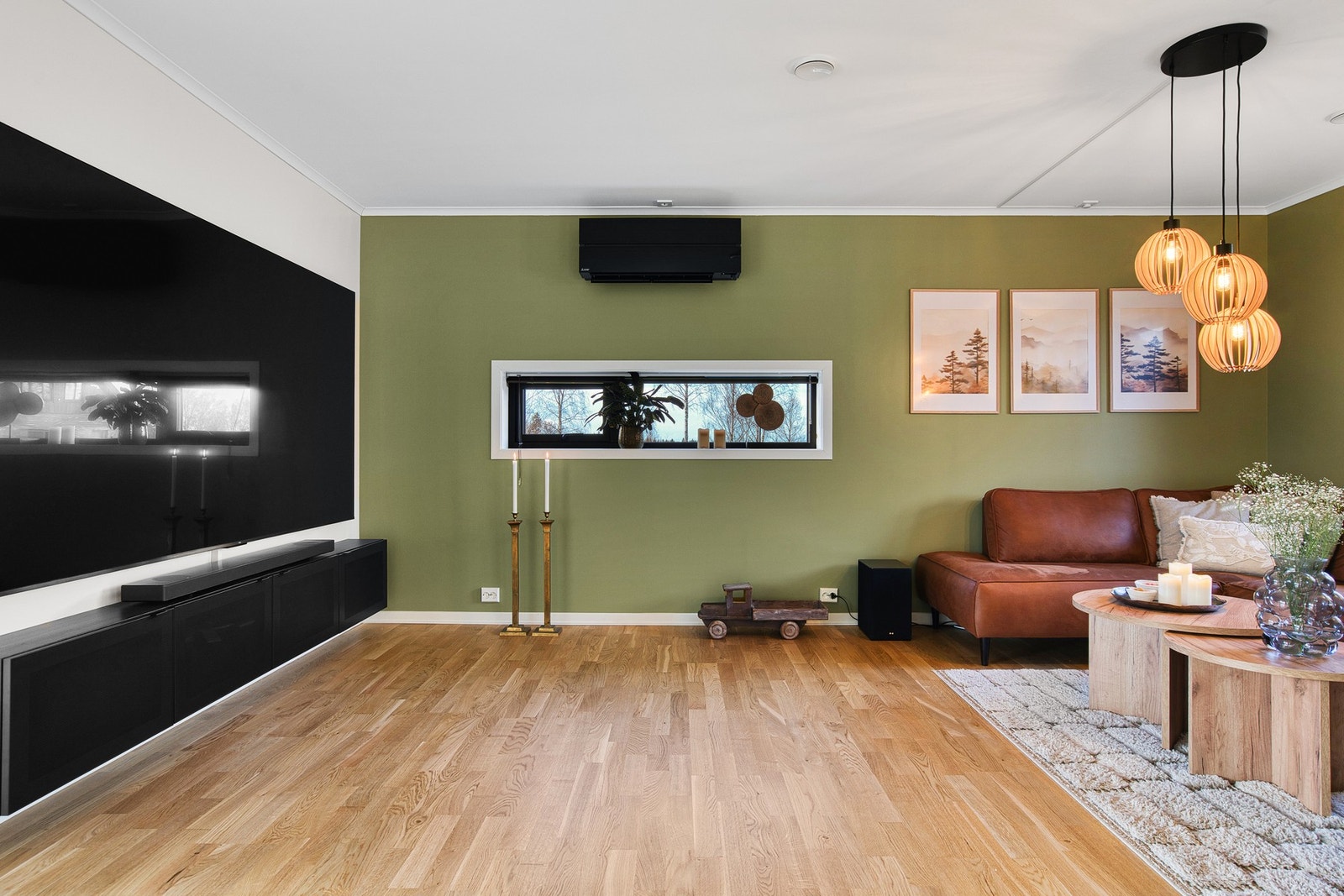 Stor og fin stuedel med god plass for tv og sofagruppe Galleribilde