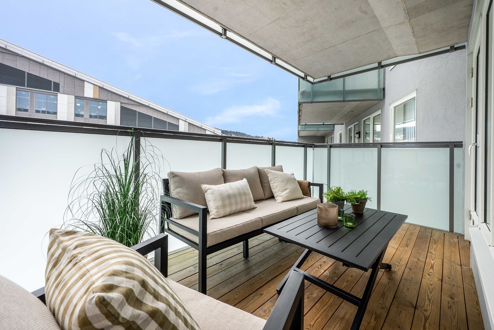 Balkongen vender mot syd og gir gode solforhold. Galleribilde