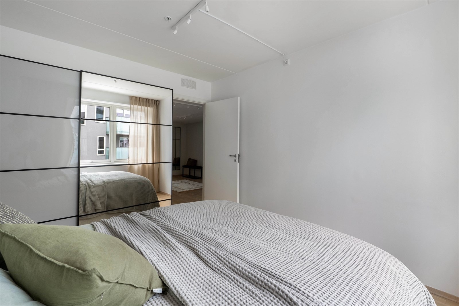 Her får en du romslig skyvedørsgarderobe Galleribilde