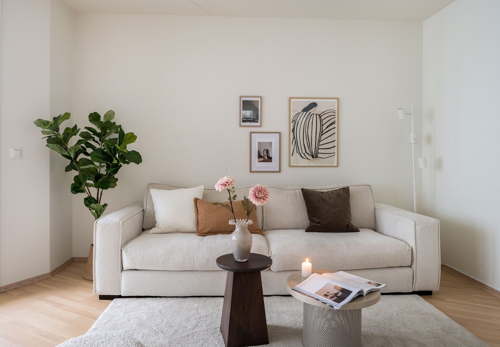 Det er plass til hjørnesofa, eller todelt sofagruppe Galleribilde