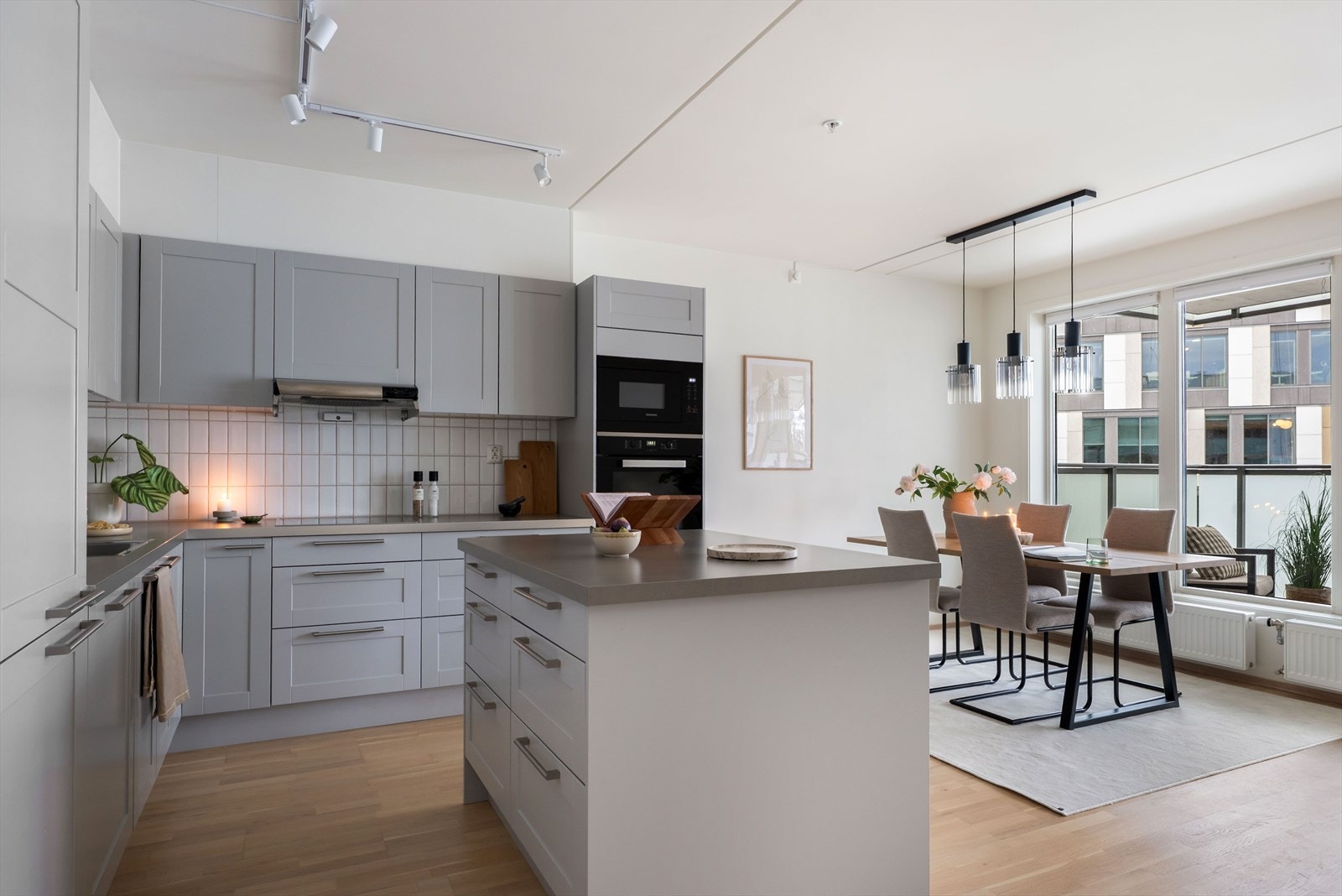 Leiligheten har et nydelig Sigdal kjøkken med god oppbevaring- og benkeplass Galleribilde