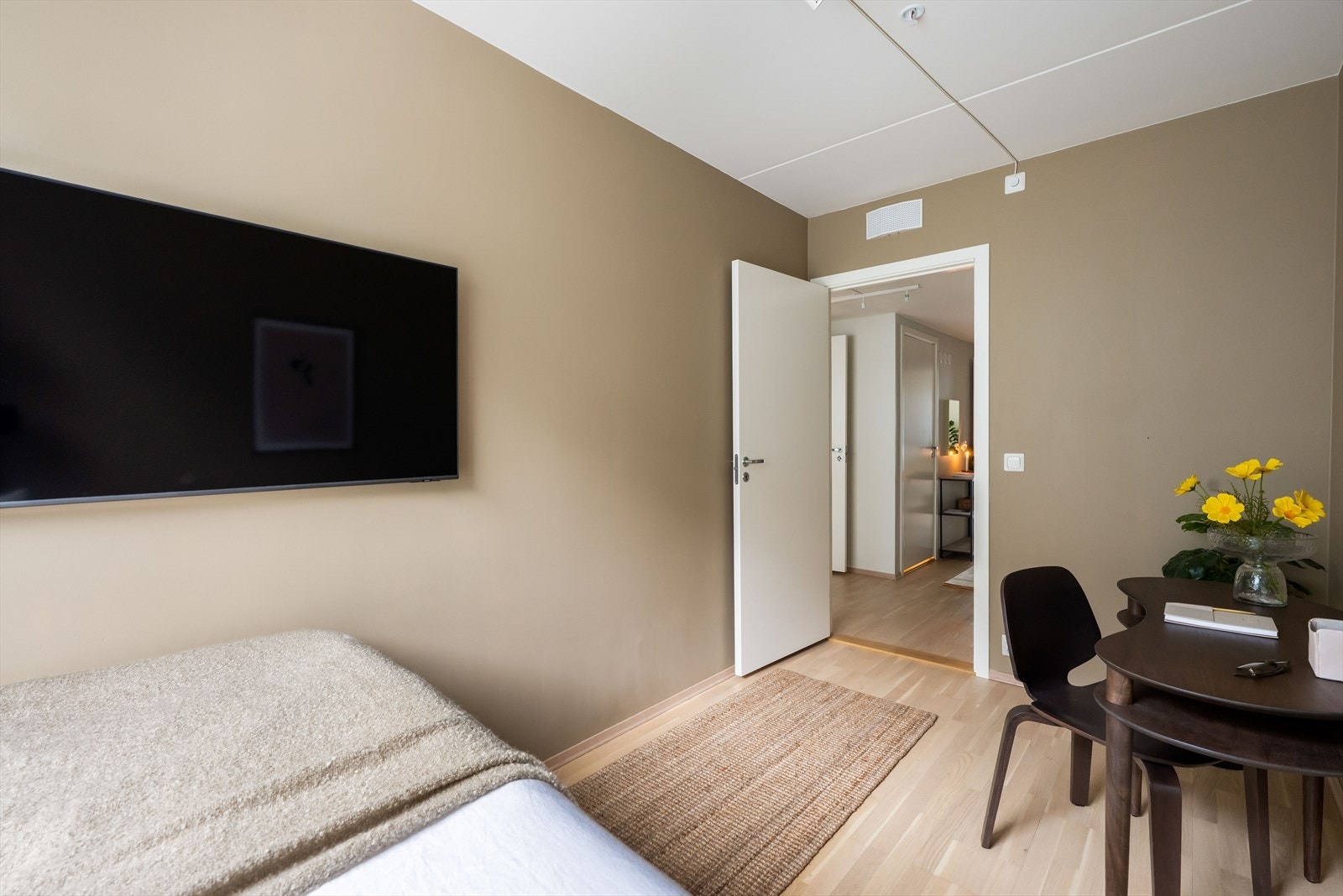 Her er det plass til dobbeltseng og garderobemøblement Galleribilde