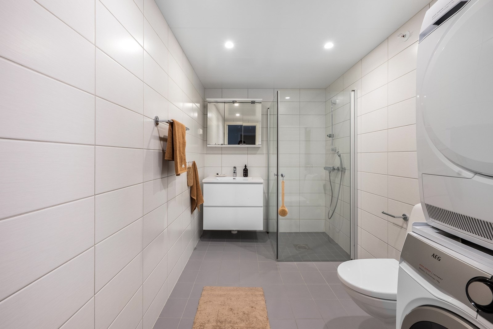 Det er opplegg og plass til vaskemaskin og tørketrommel i søyle Galleribilde