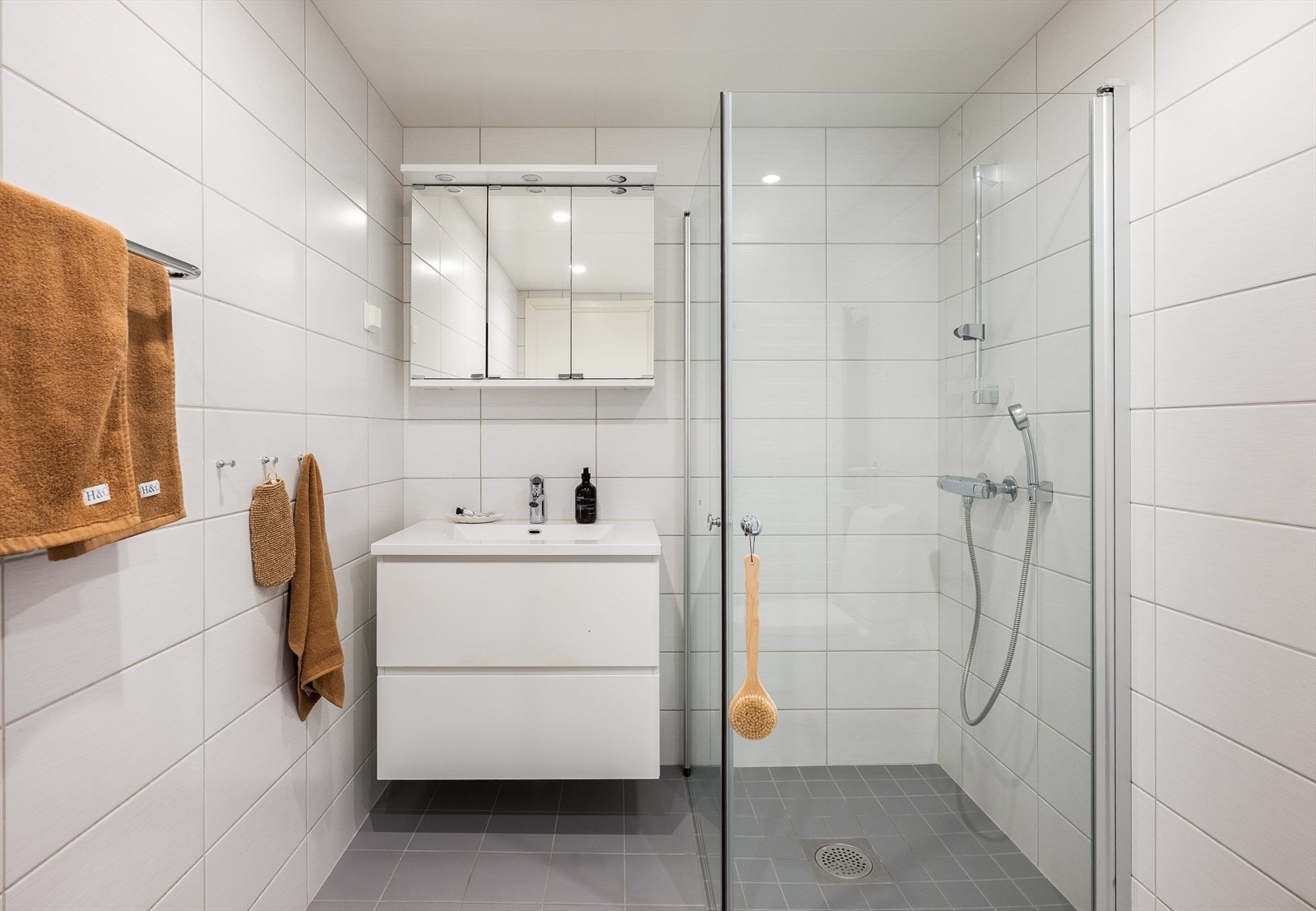 Badet er fra byggeår 2017 med vannbåren gulvvarme og innfellbare dusjvegger Galleribilde