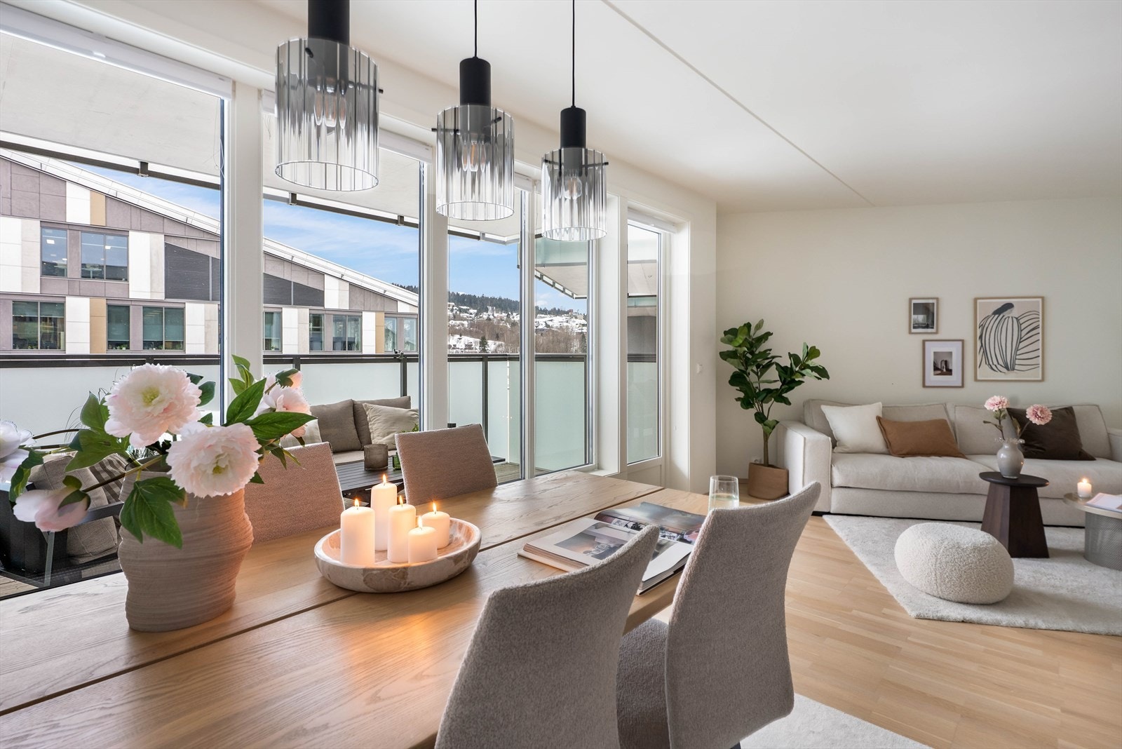 De store vindusflatene slipper inn godt med lys og leder ut mot balkongen. Galleribilde