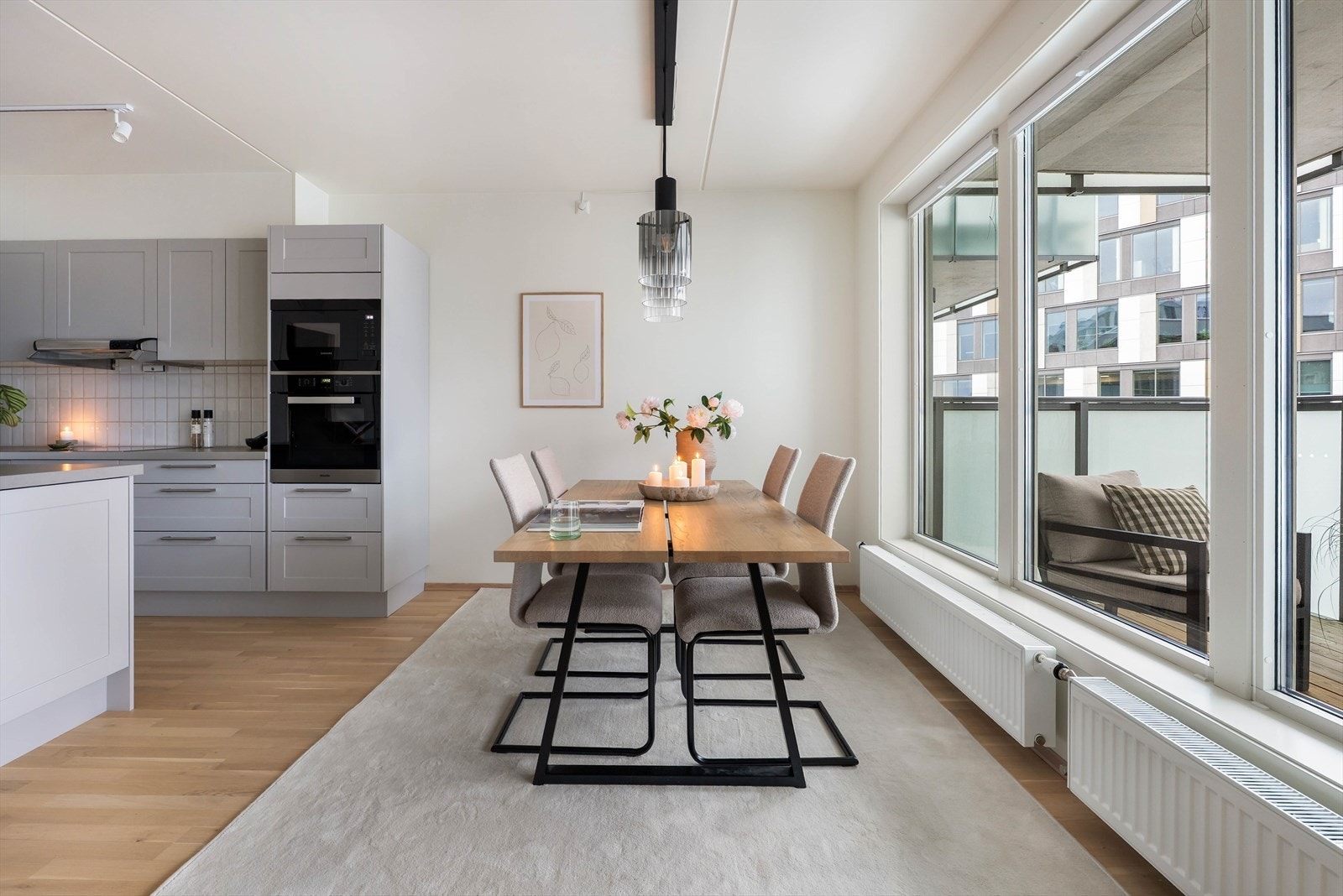 Her er det god plass til et stort spisebord Galleribilde