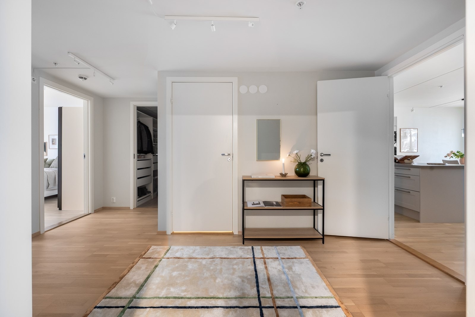 Herfra har du adkomst til samtlige rom i leiligheten - kjøkken og stue til høyre, bad rett frem, begge soverommene i venstre, samt den innvendige boden. Galleribilde