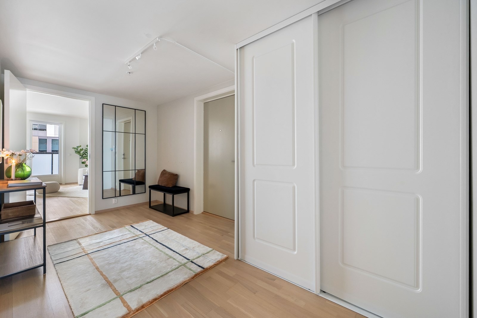 Leiligheten har en romslig og åpen entré med god plass til oppbevaring i skyvedørsgarderobe og ytterligere garderobemøblement Galleribilde