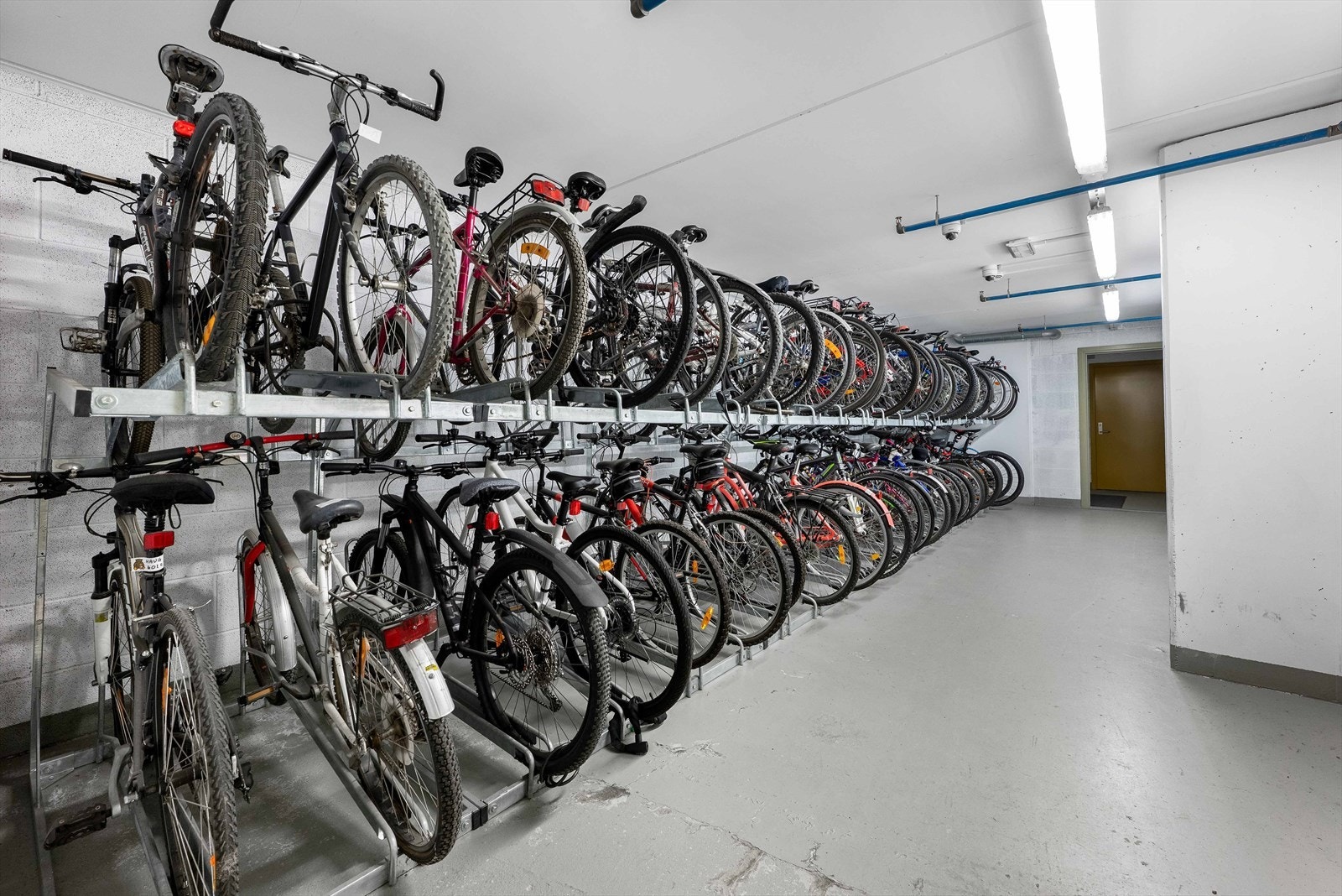 Det er god plass til sykkelparkering tilknyttet garasjen, med heis opp til leiligheten Galleribilde