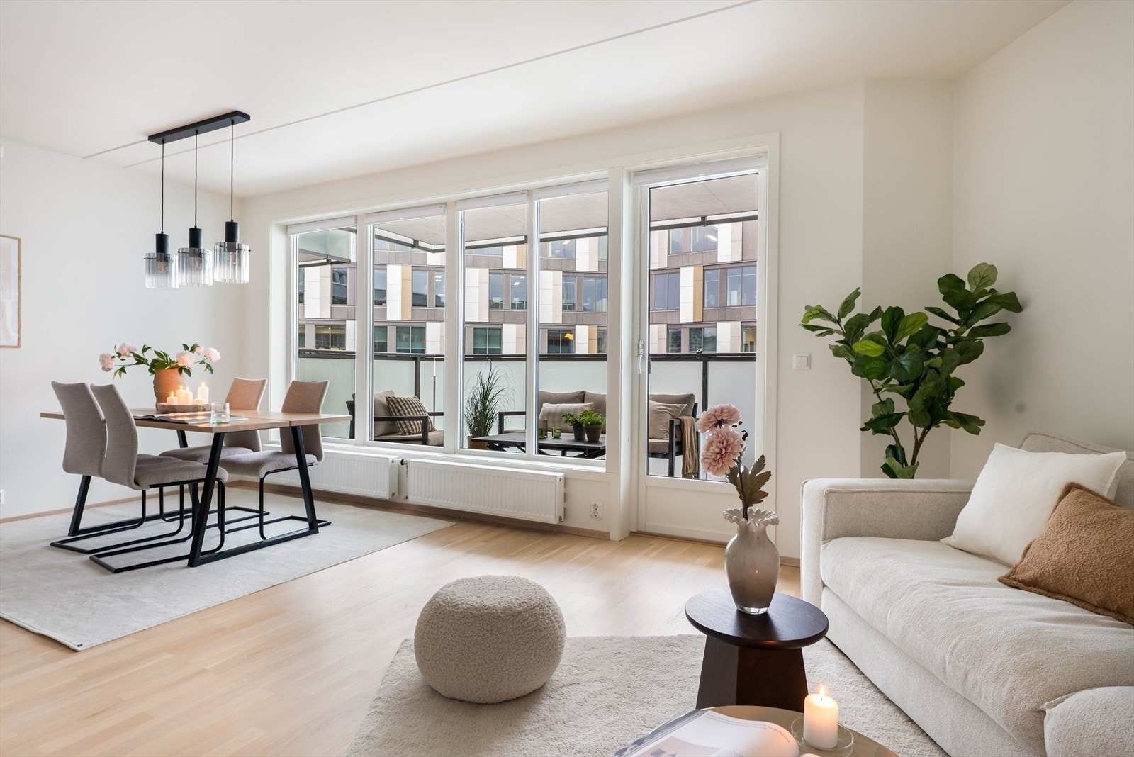 Stuen og balkongen vender mot sør og gir fantastisk lys gjennom leiligheten Galleribilde