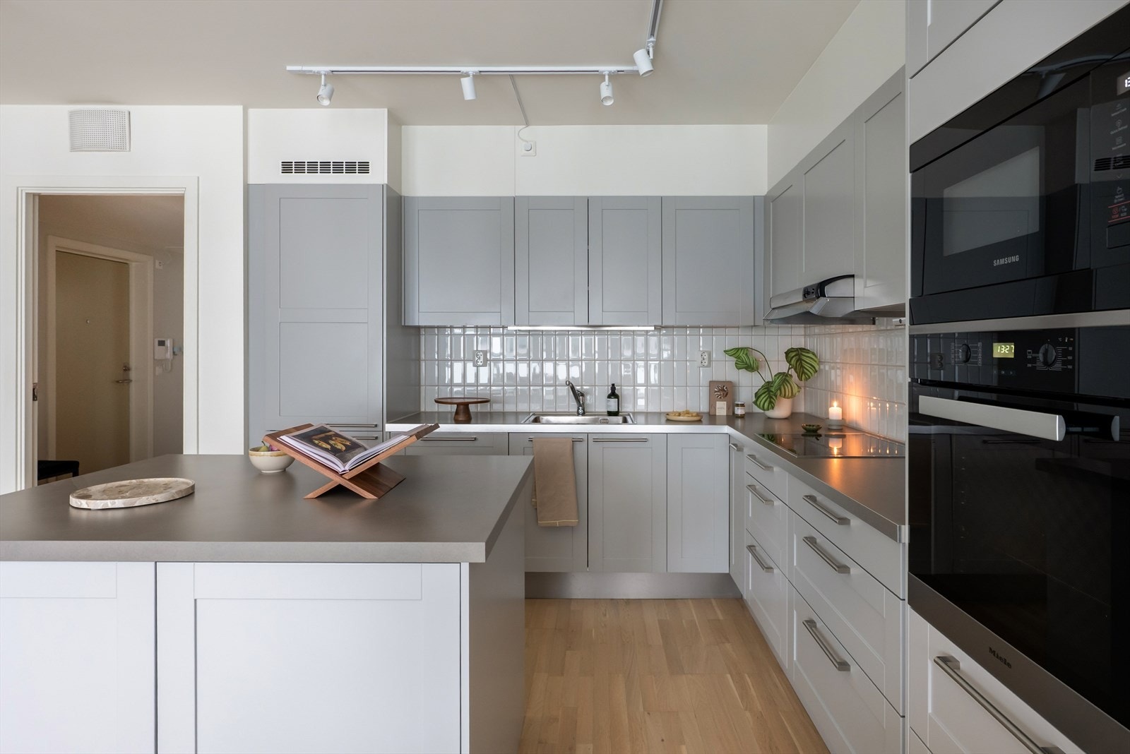 Kjøkkenøyen har skap på den ene siden og skuffer på andre siden, som gir svært god oppbevaringsplass Galleribilde