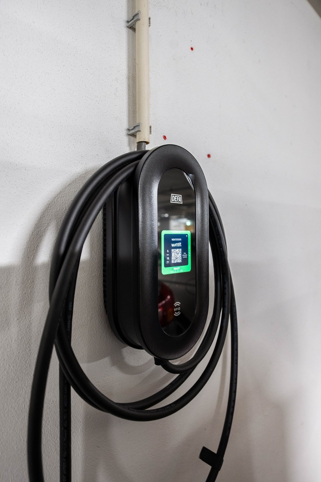 Det er montert elbil-lader på den tilhørende plassen. Galleribilde