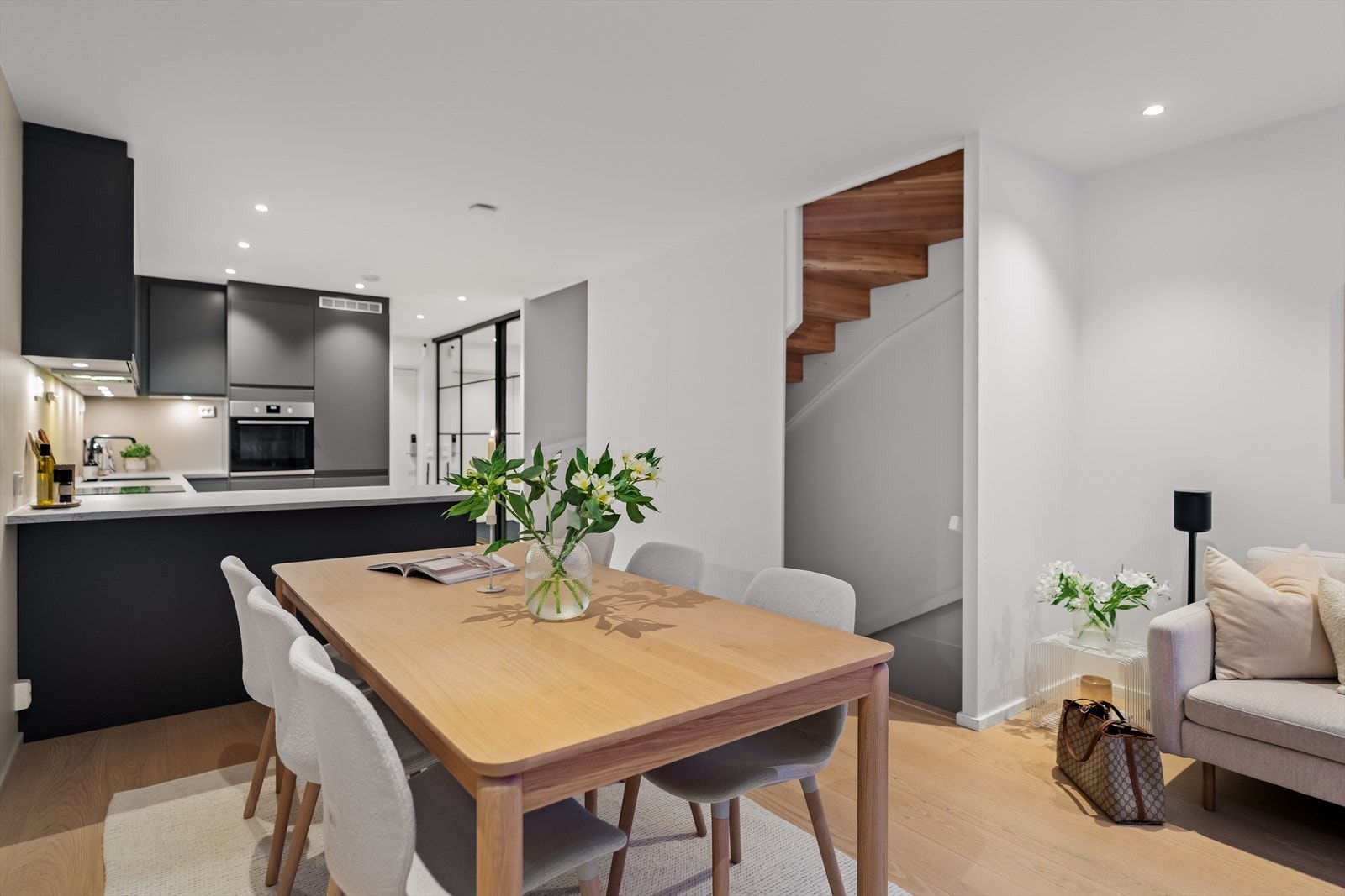 Dagslyset suppleres ypperlig av downlights, og veggflatene er malt i hvitt og beige for et delikat uttrykk. Galleribilde