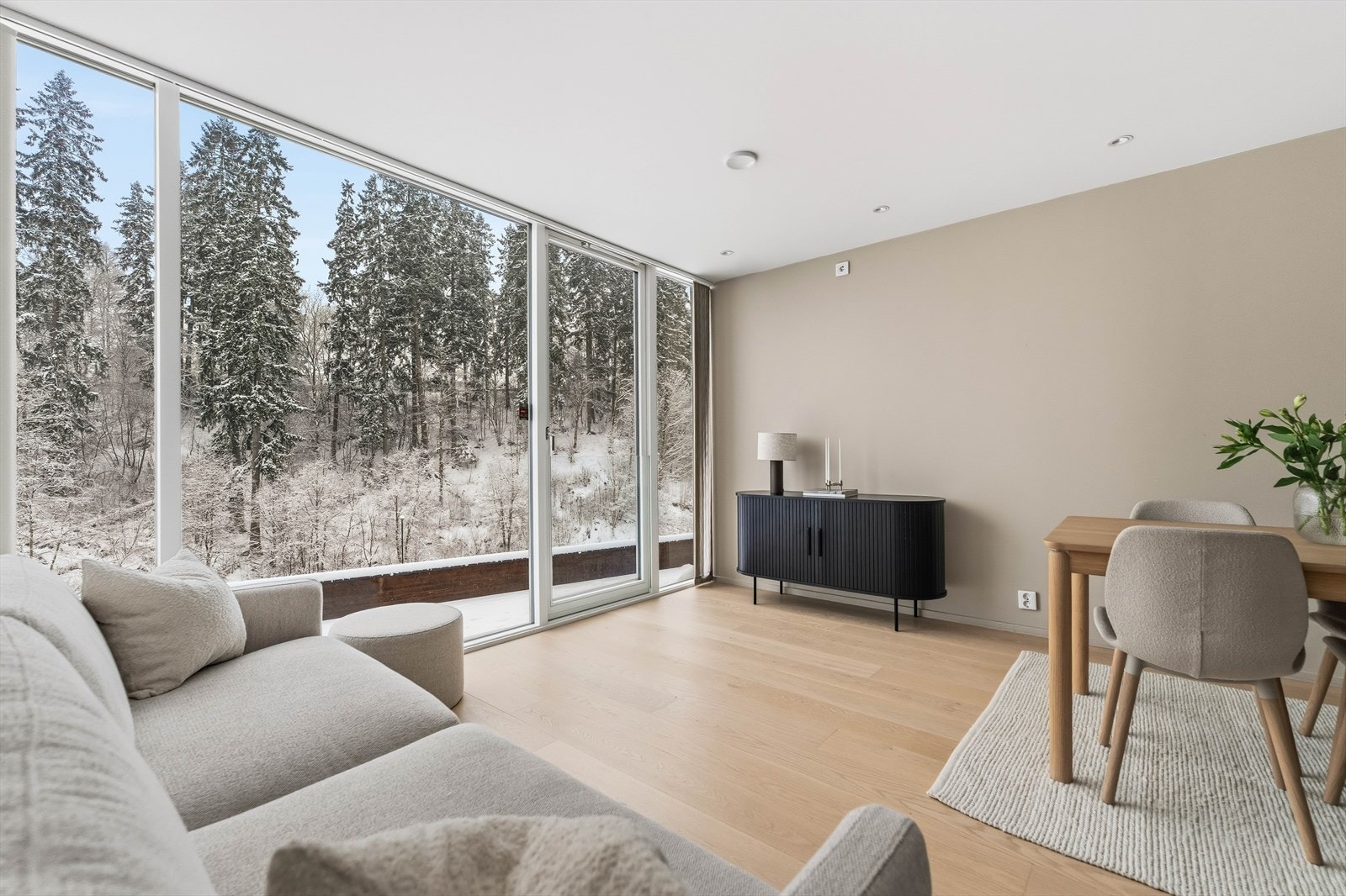 Det er ingen gjenboere i front, og vinduet bringer inn noe av det grønne. Galleribilde