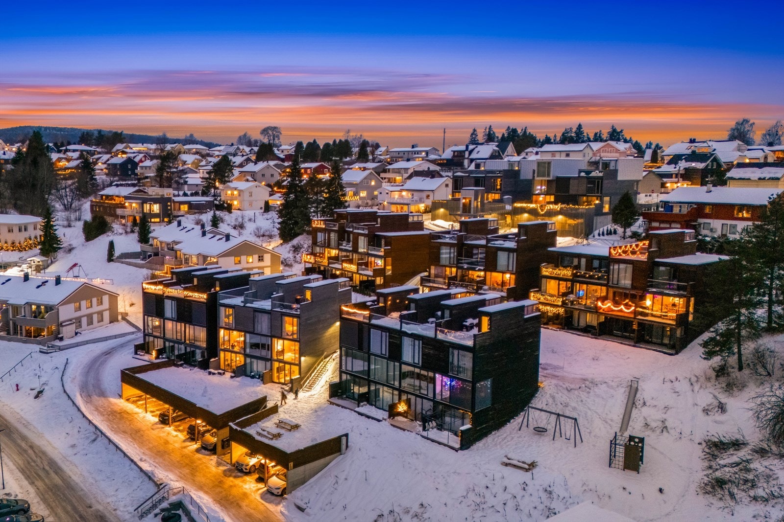 Beliggenheten er ideell for familier, på et stille og rolig boligfelt med gangavstand til skoler, barnehager og fritidsaktiviteter. Galleribilde