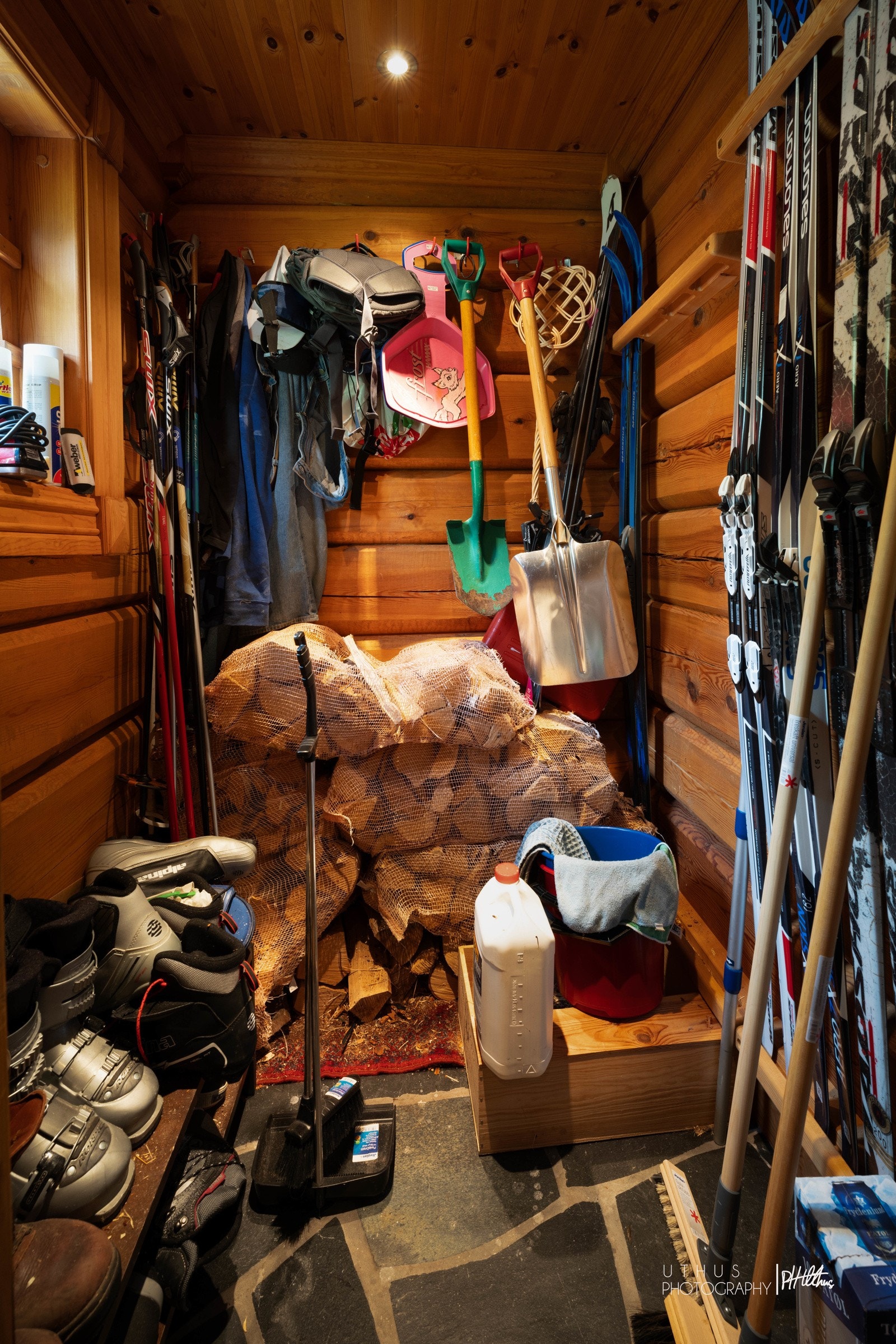 Bod med lagringsplass for både ved og langrennski Galleribilde