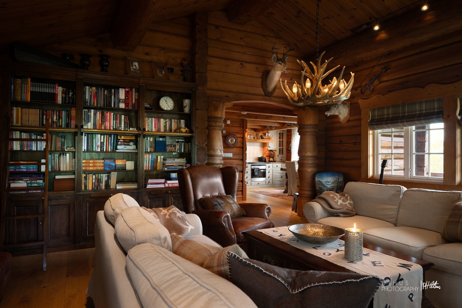 Innbydende stue med plass til gode historier i veggene. Galleribilde