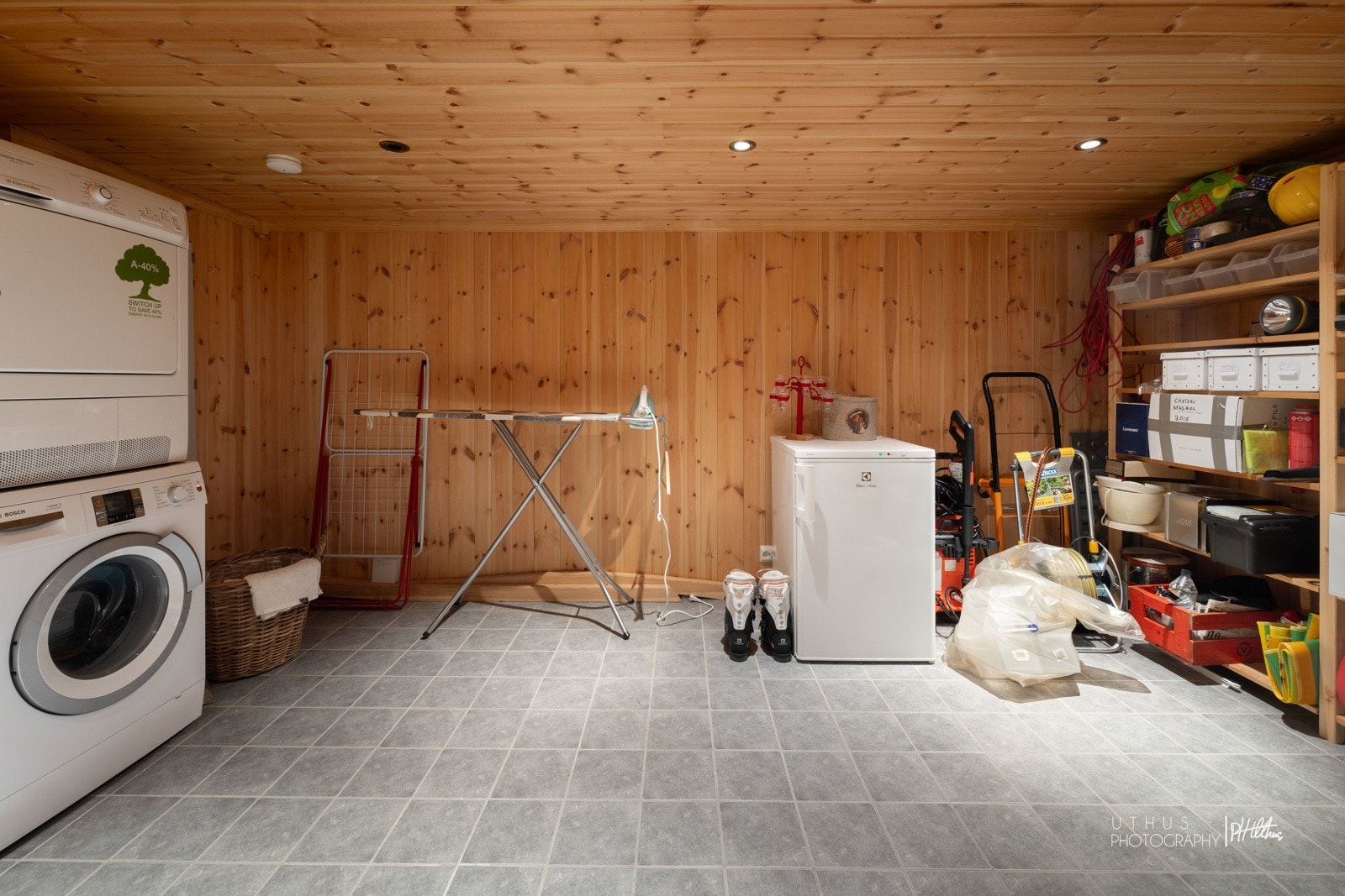 Kombinert vaskerom og teknisk rom med lagringsplass Galleribilde