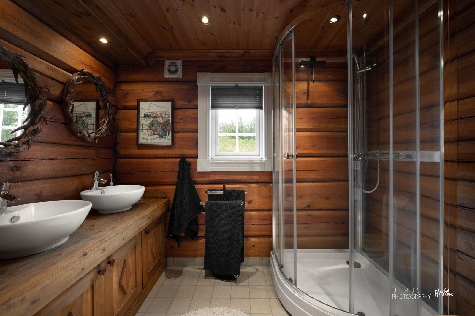 Bad tilhørende hovedsoverom med stor dusj og dobbeltvask Galleribilde