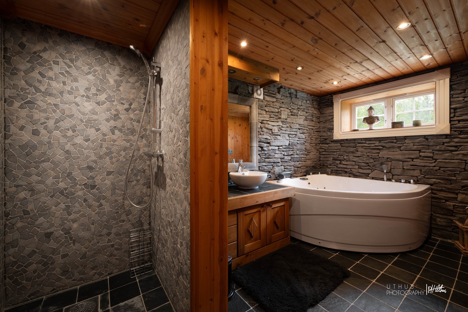 Bad i underetasje med stor dusj og flott badekar. Galleribilde