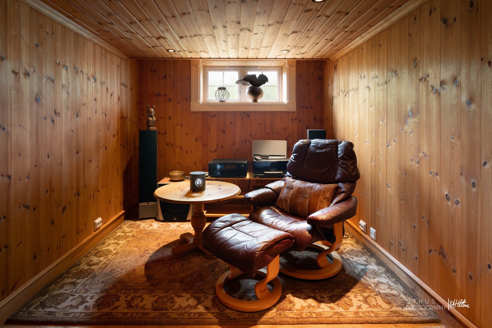 Sittegruppe i kjellerstue Galleribilde