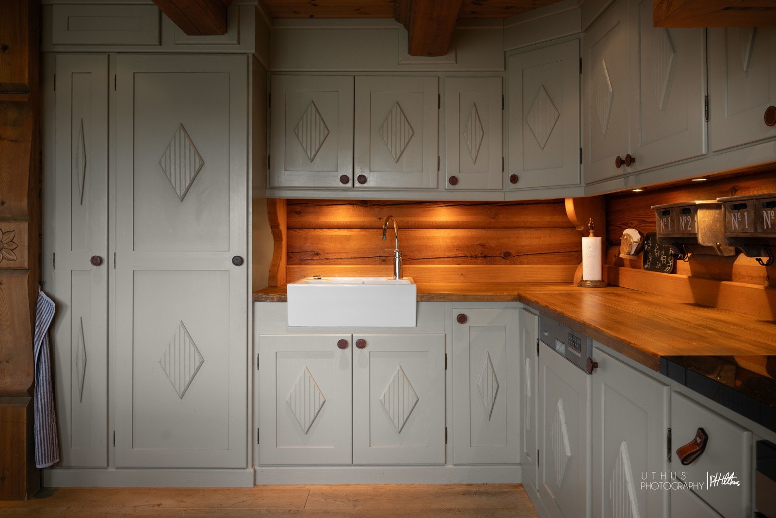 God plass på kjøkkenet med fremtredende og flott servant. Galleribilde