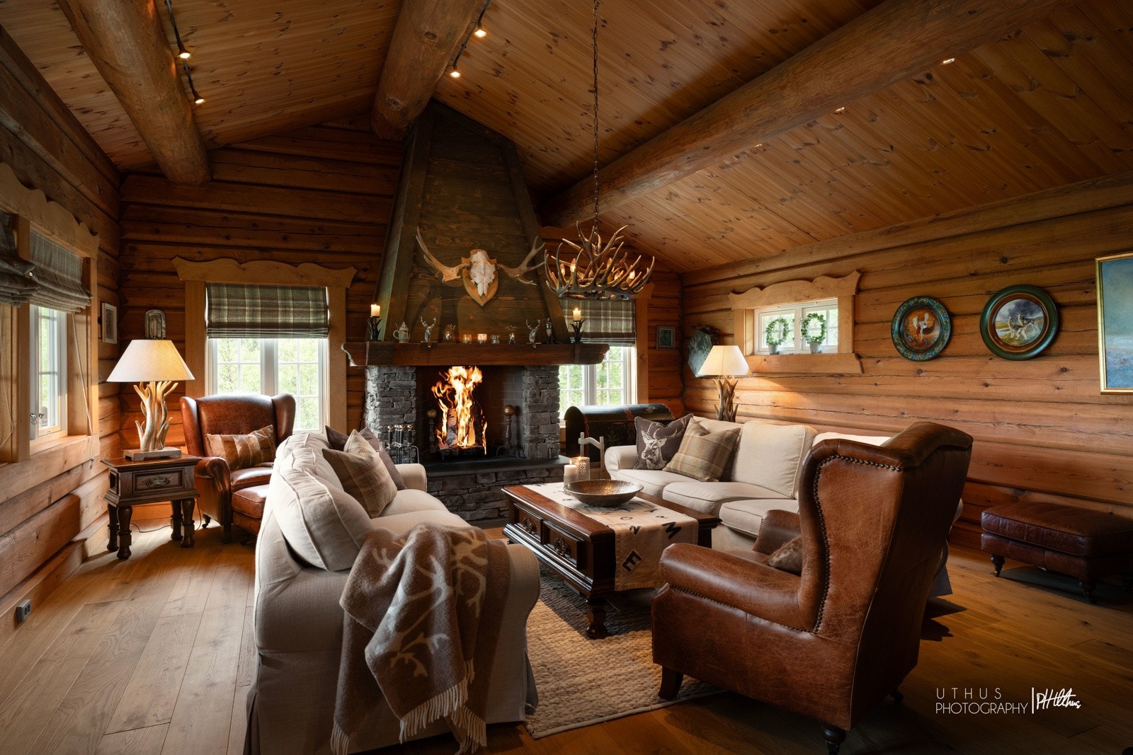 Flott stue omkranset den store peisen med plass til både venner og familie. Galleribilde