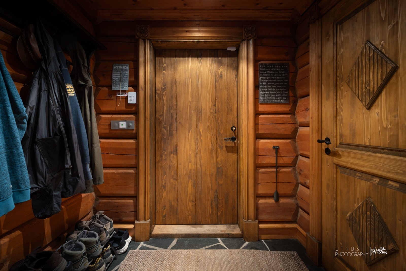 Éntreen tiblyr oppheng av yttertøy og direkte tilgang til innendørs bod. Galleribilde