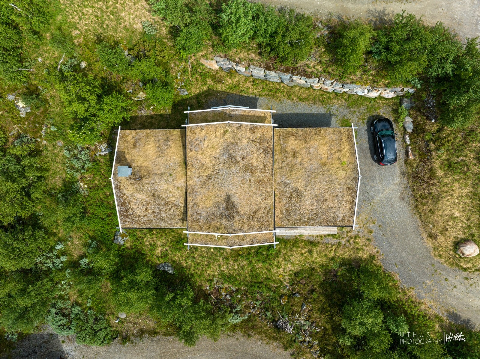 Dronebilde av hyttens omgivelser Galleribilde