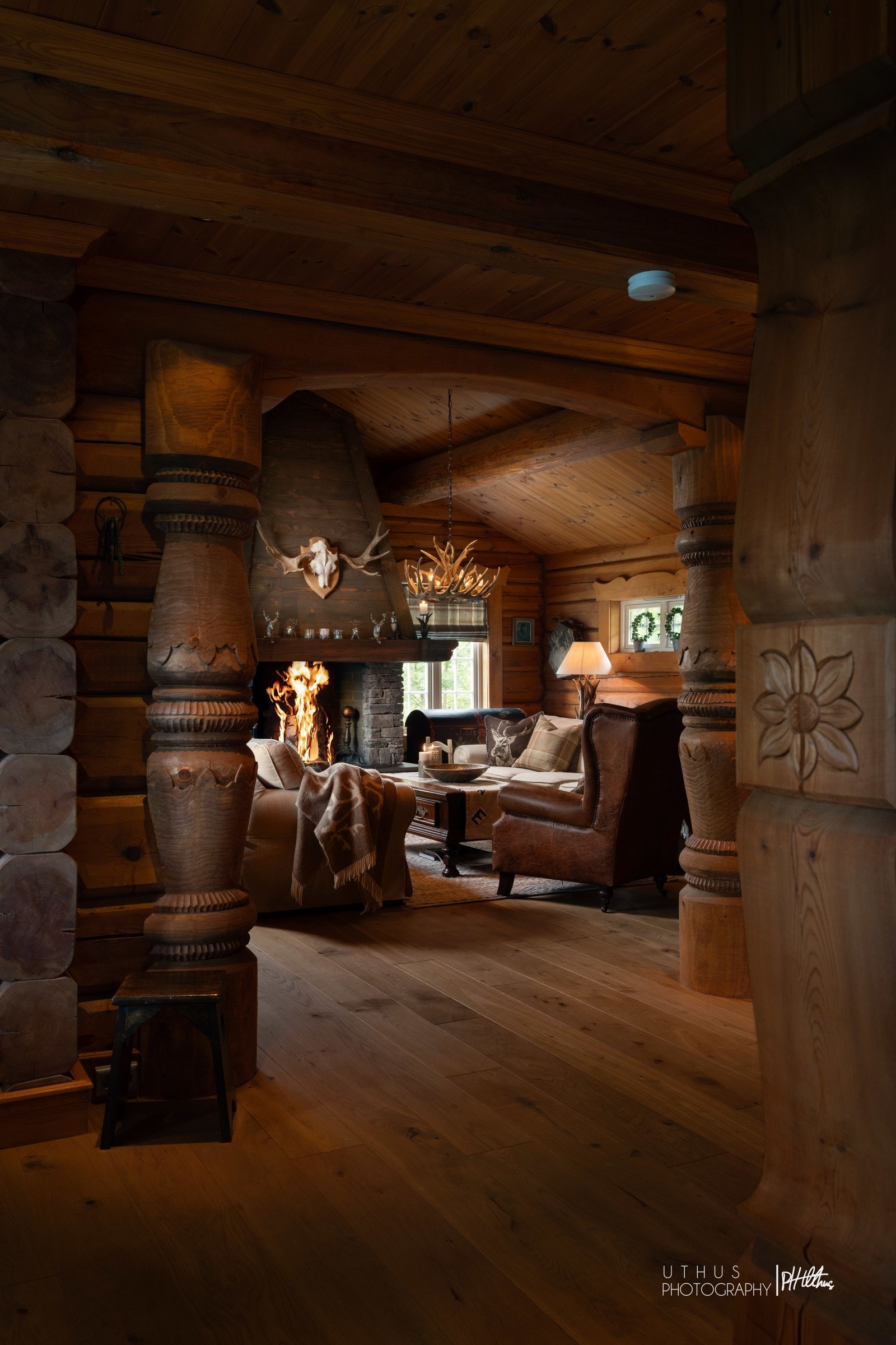 Flotte detaljer på hyttens søyler. Galleribilde