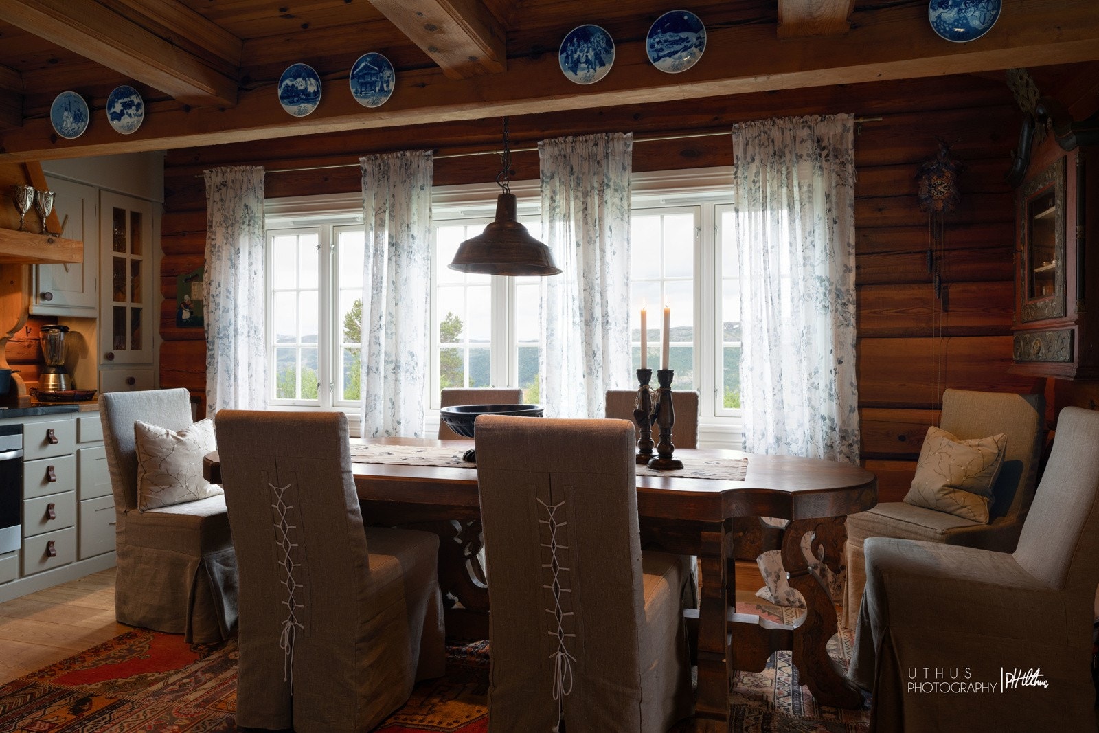 Spisestue med god plass til en bedre middag. Galleribilde